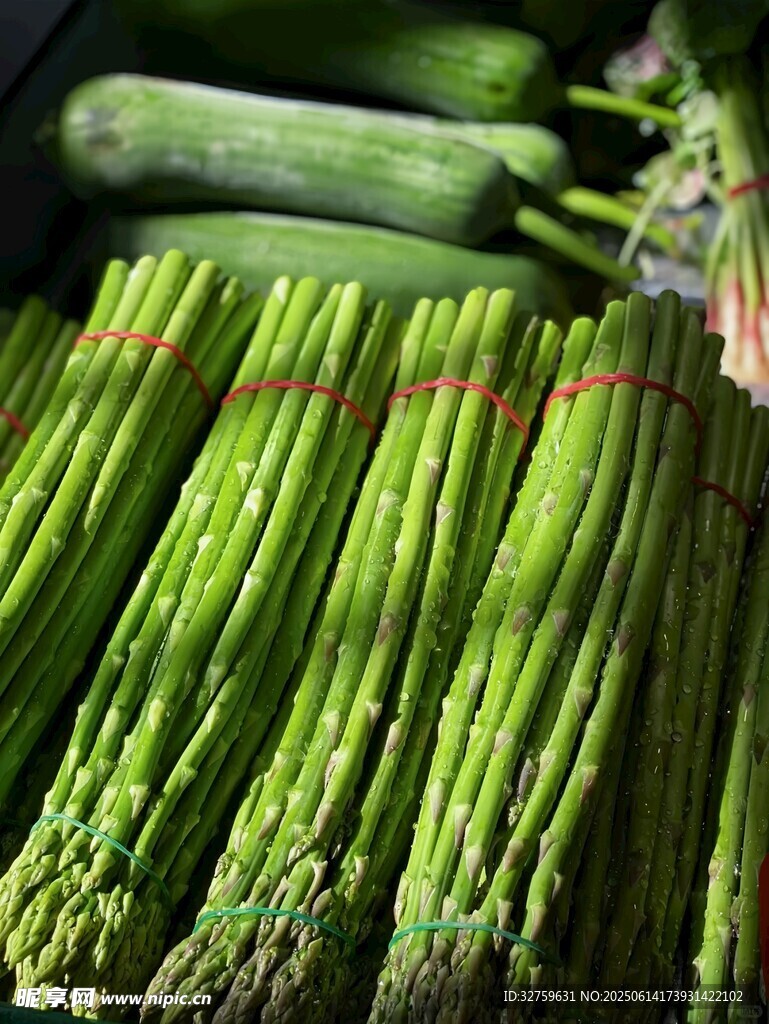 新鮮翠綠的蘆筍蔬菜