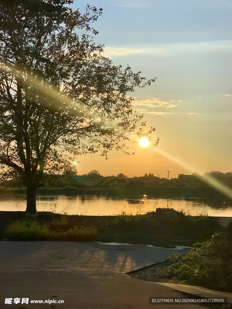 湖畔夕陽美景