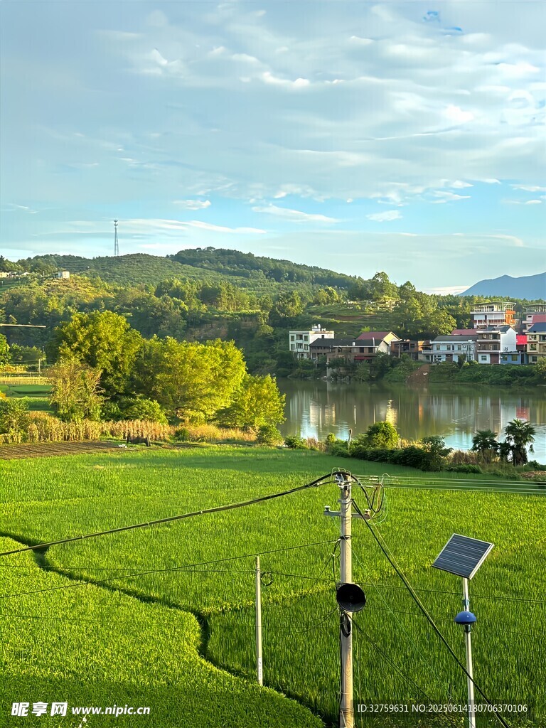 田園風(fēng)光中的光伏設(shè)施