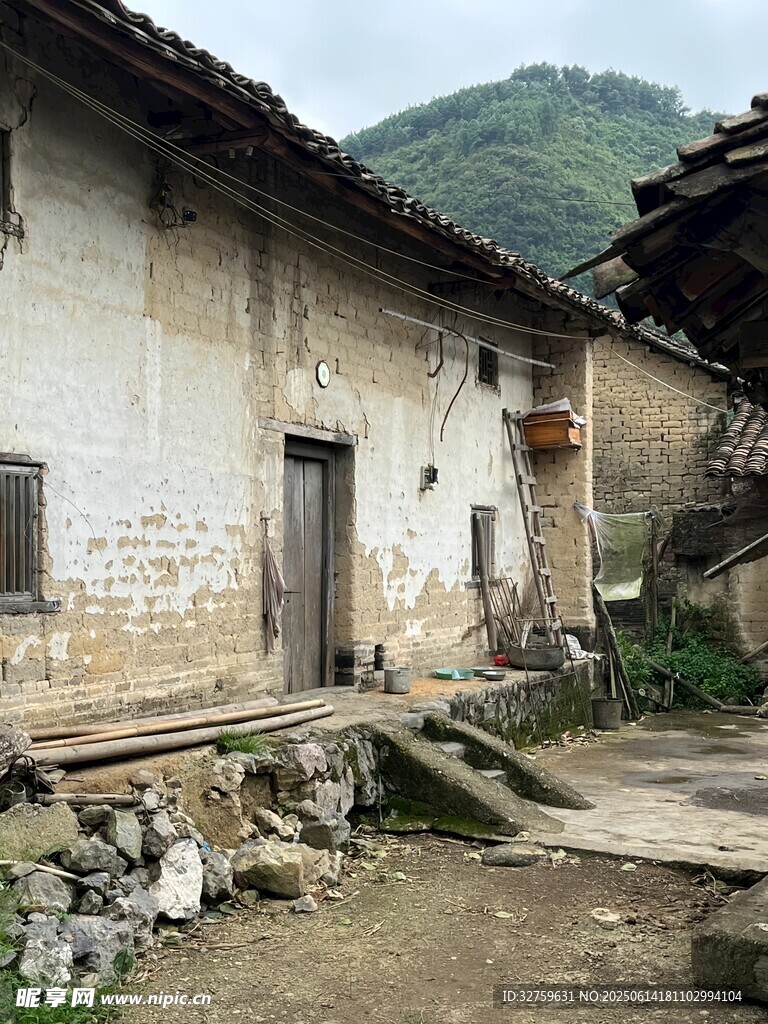 老舊鄉(xiāng)村房屋歲月痕跡