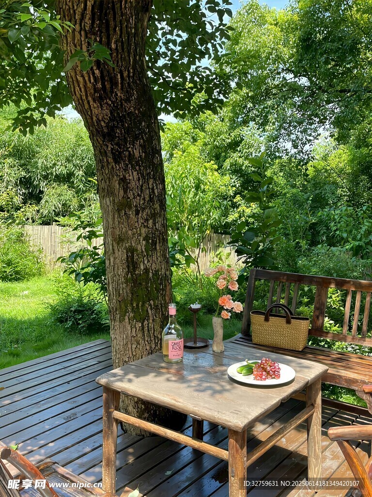 樹下愜意戶外用餐場景
