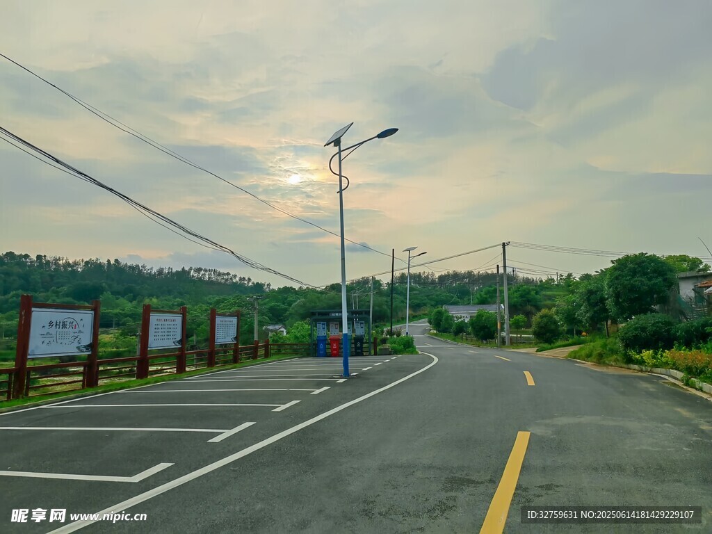 空曠道路旁的停車區域