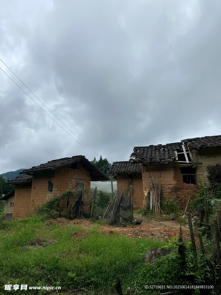 鄉(xiāng)村古樸民居綠意環(huán)繞