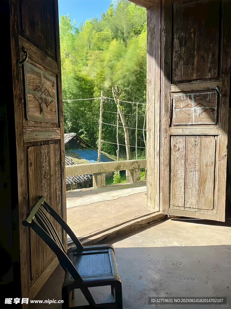 木門外的自然景致