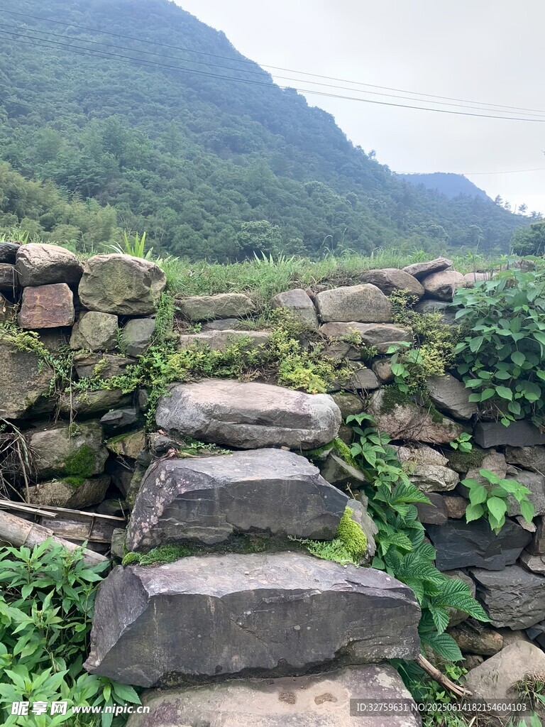 山間石徑自然野趣景致
