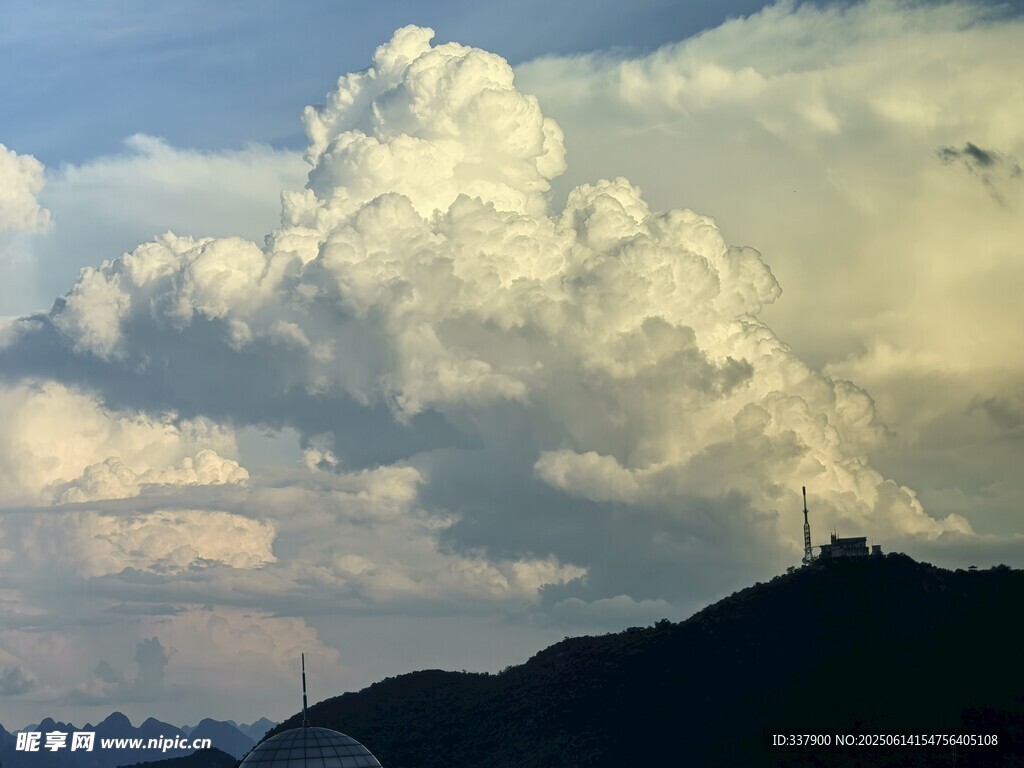 山間壯麗云層景觀