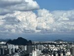 城市天際線與藍(lán)天白云