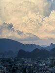 山城暮色中的壯麗云海景觀