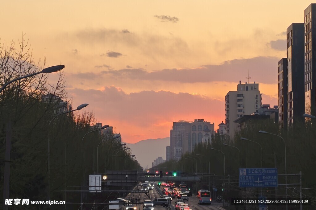 城市黃昏街道美景
