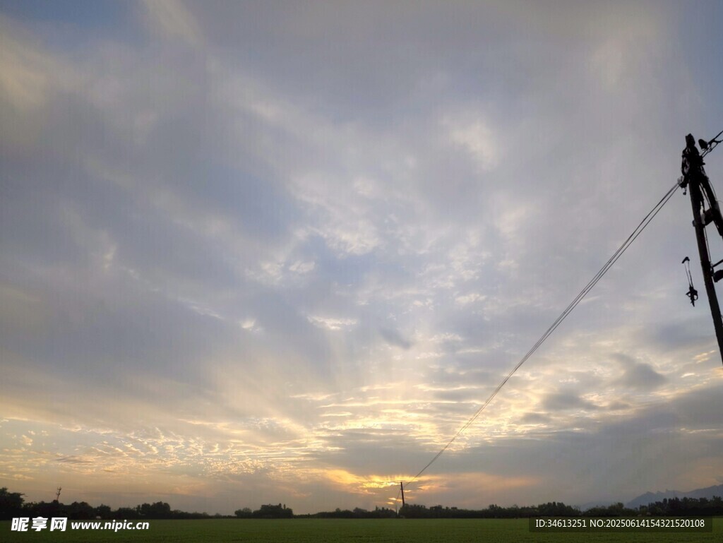 黃昏下的電線與絢麗天空