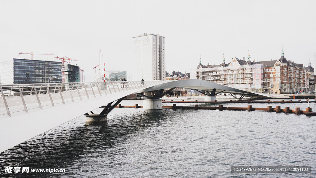 城市河畔橋梁風景