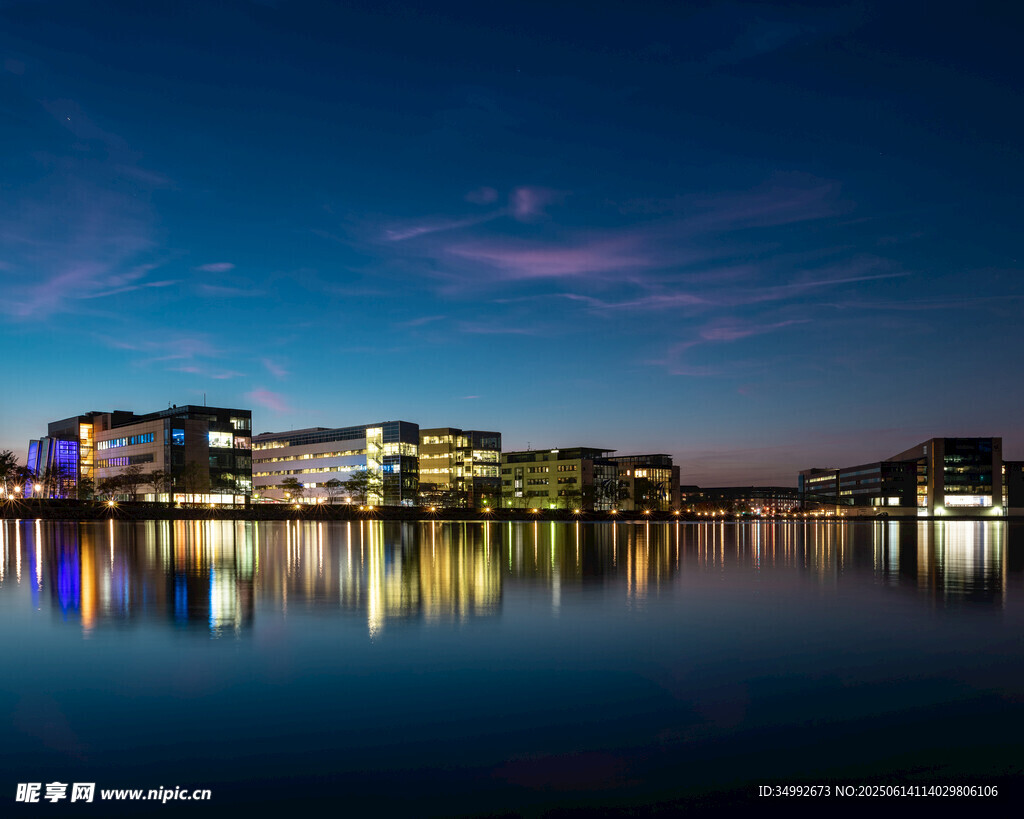 湖畔城市夜景璀璨
