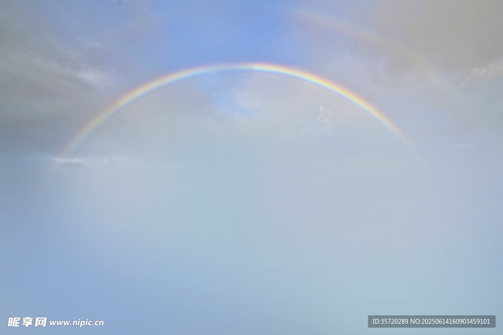 天空中美麗的彩虹景觀