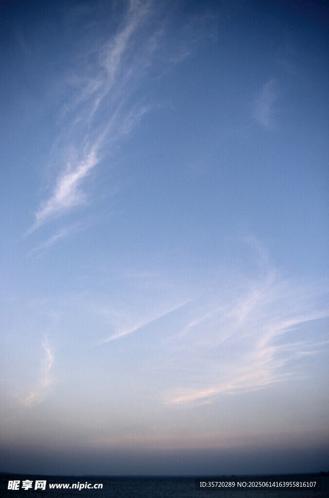 藍天飄絮狀白云美景