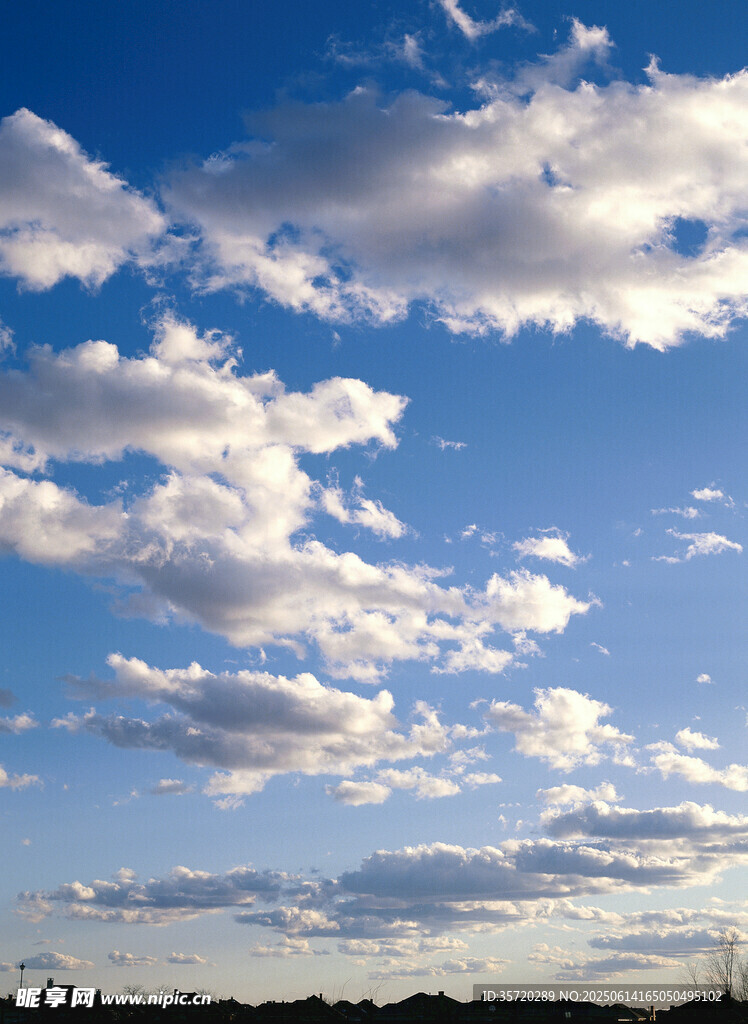 晴朗天空下的白云美景