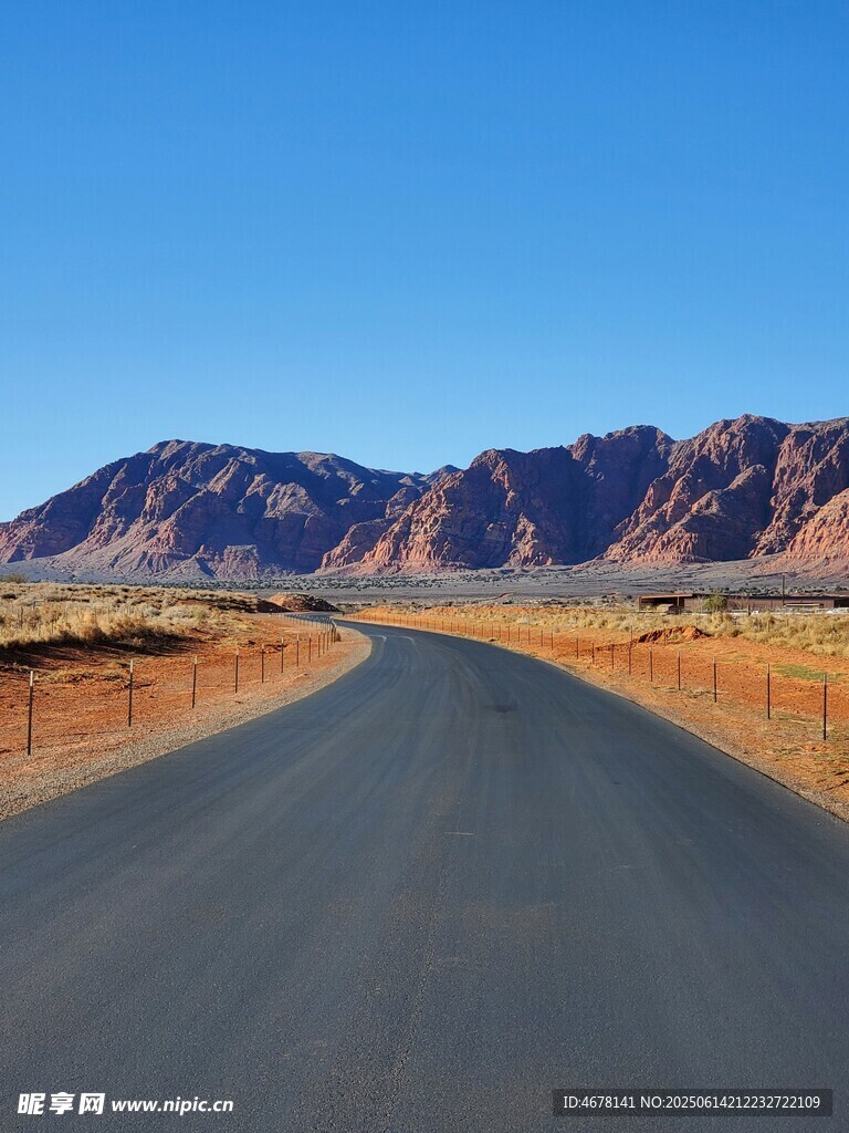 荒漠公路延伸向遠方