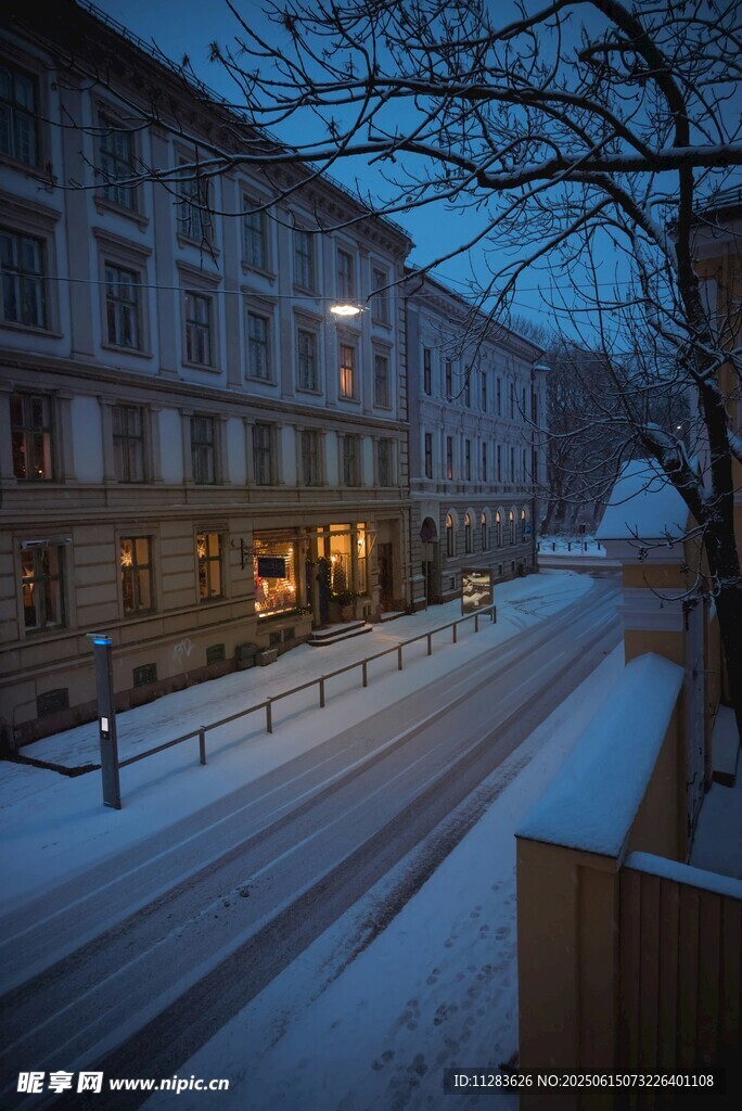 雪夜中的靜謐街道與建筑