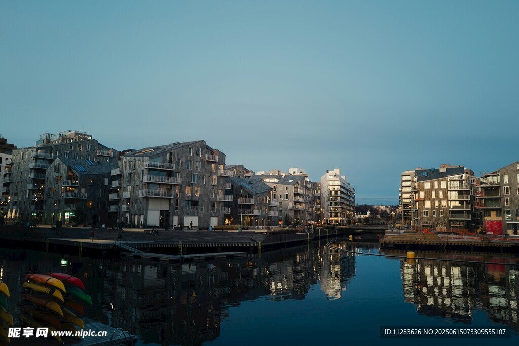 河畔城市夜景