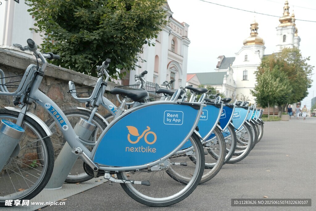 城市街道的共享單車隊列