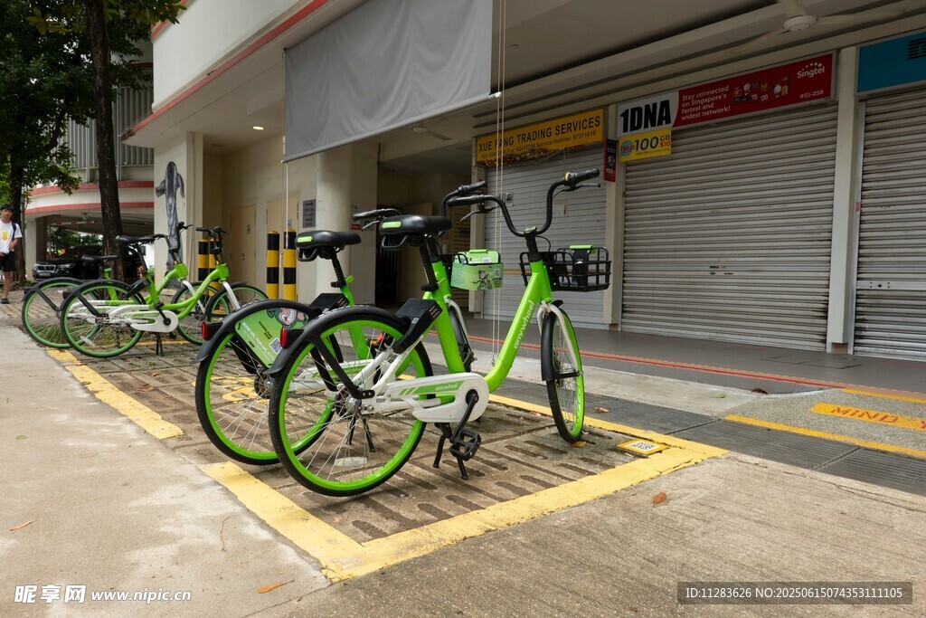 街道邊停放的共享綠色單車