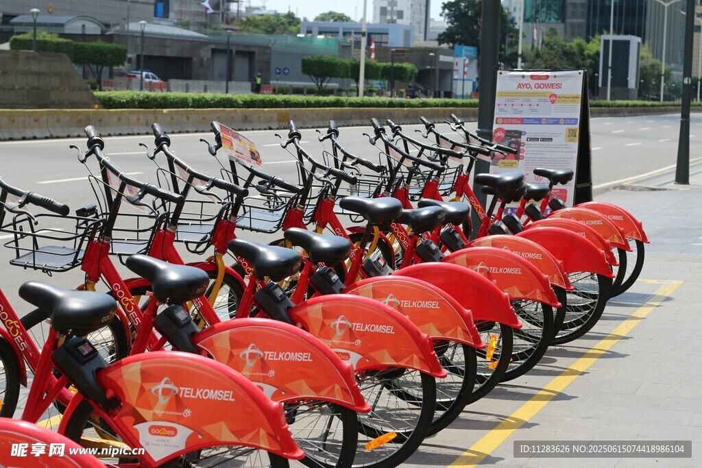 整齊排列的共享單車