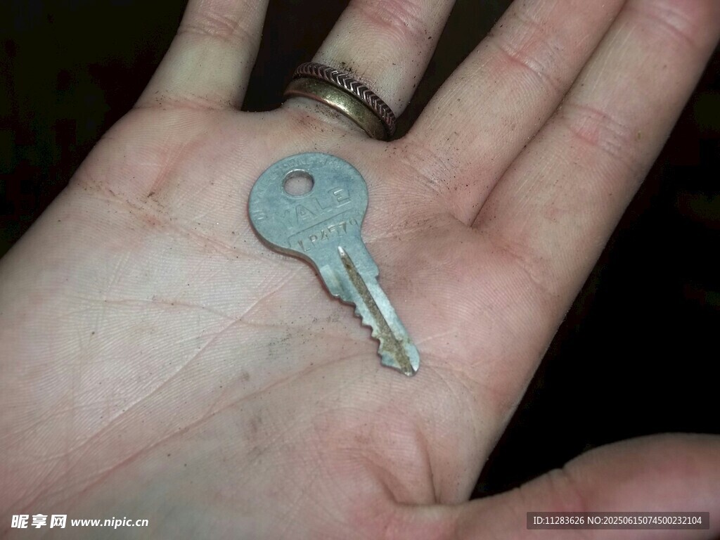 手中的舊鑰匙