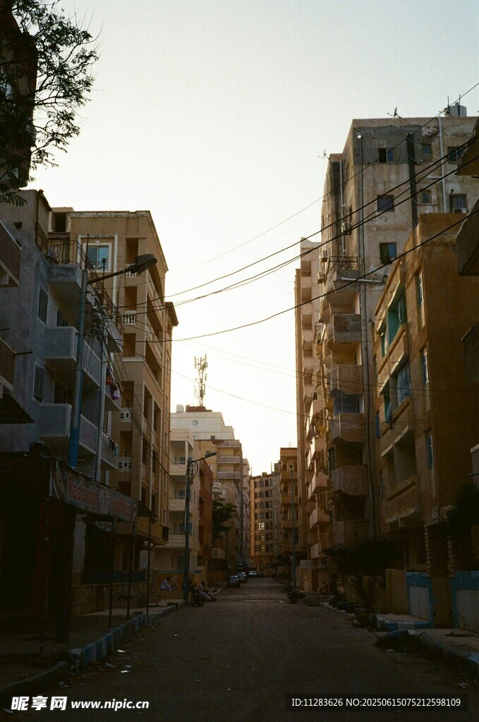 老舊城區(qū)街道景象