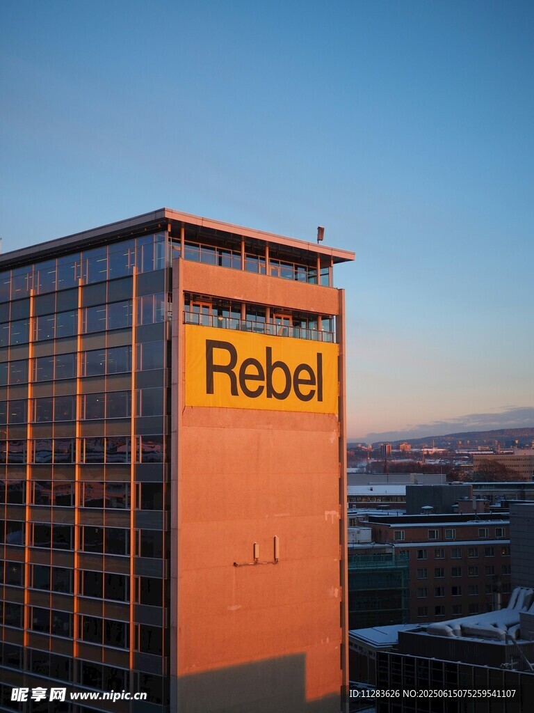 夕陽下的Rebel標志大樓