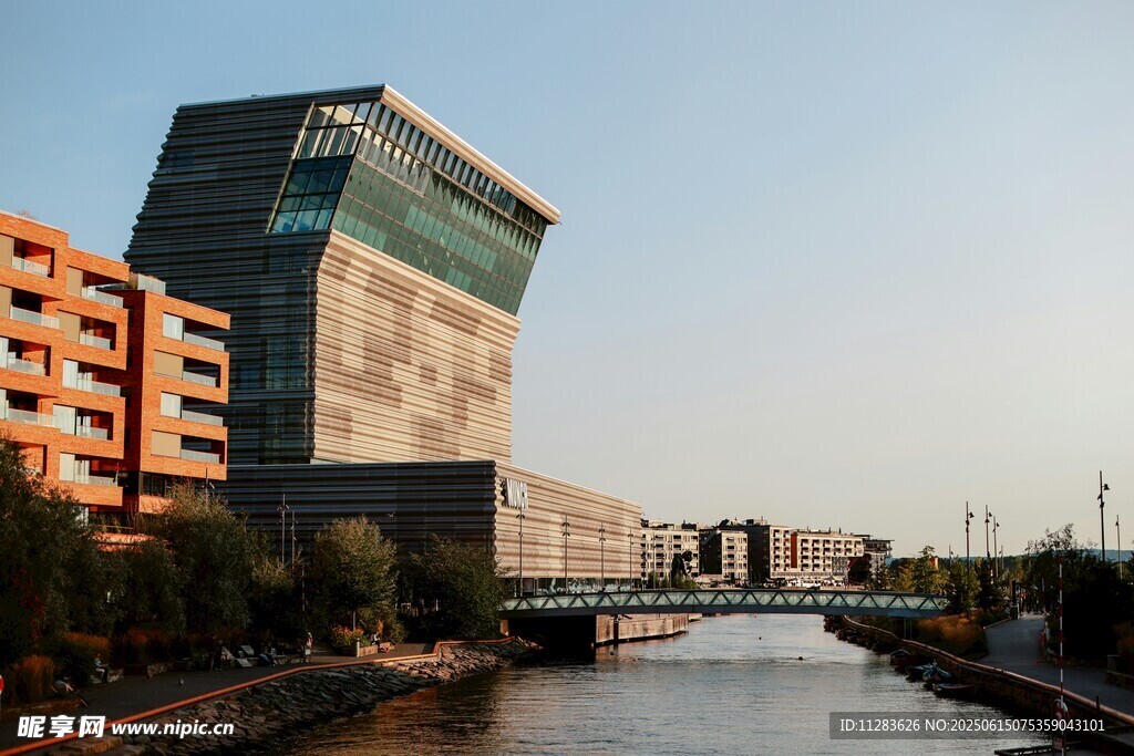 河畔現代建筑景觀