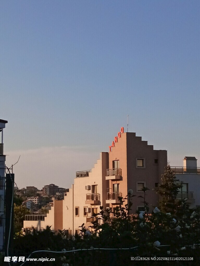 黃昏下的城市建筑景觀