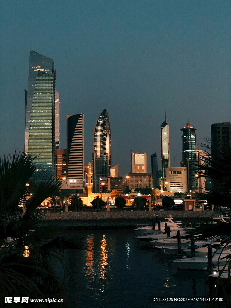 城市河畔璀璨夜景