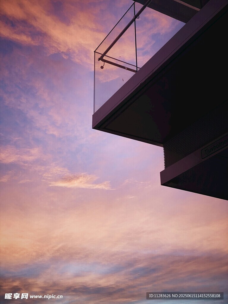 夕陽下的建筑露臺美景