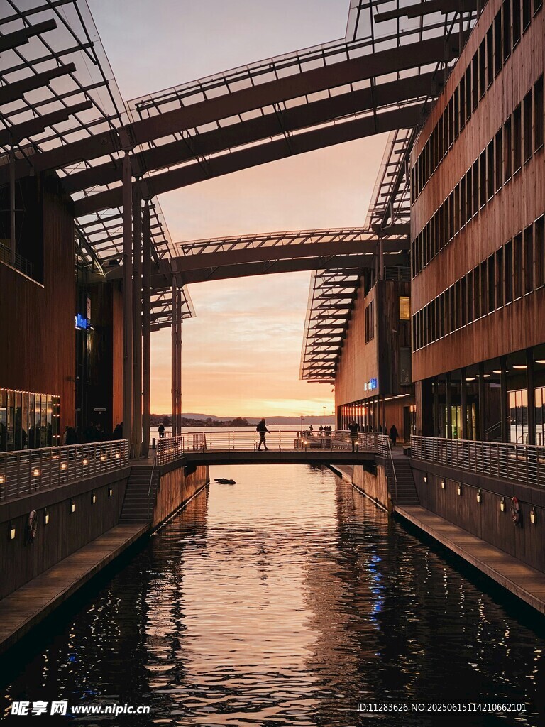 城市運河畔的現代建筑景觀