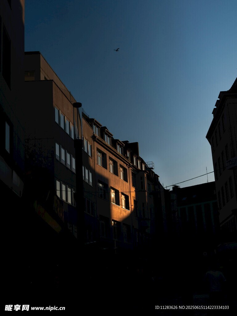 夕陽下的城市建筑剪影