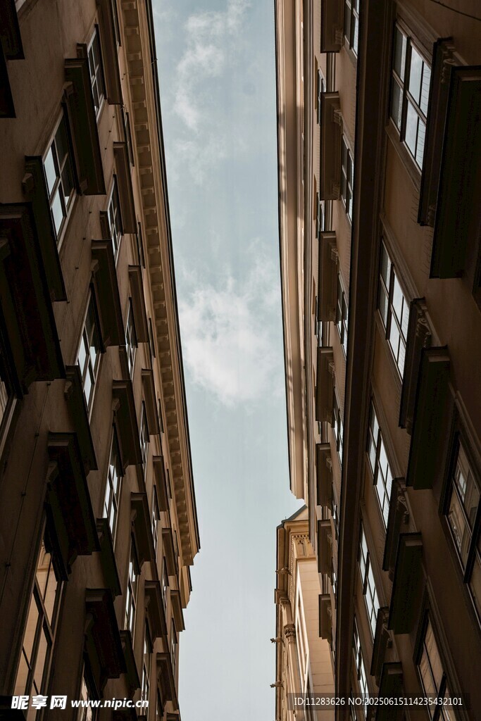 狹窄樓間的天空景象
