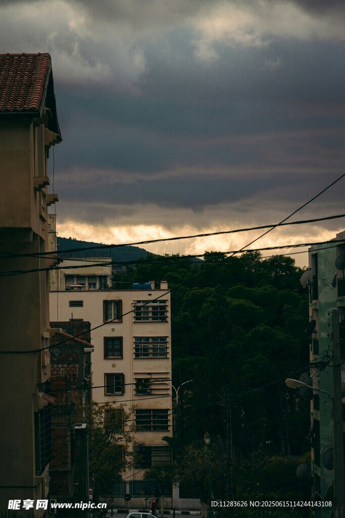 城市黃昏下的建筑與天空