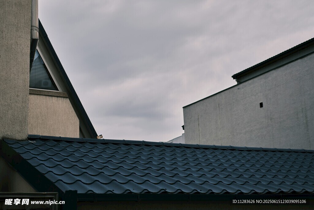 屋頂與建筑的天空景象