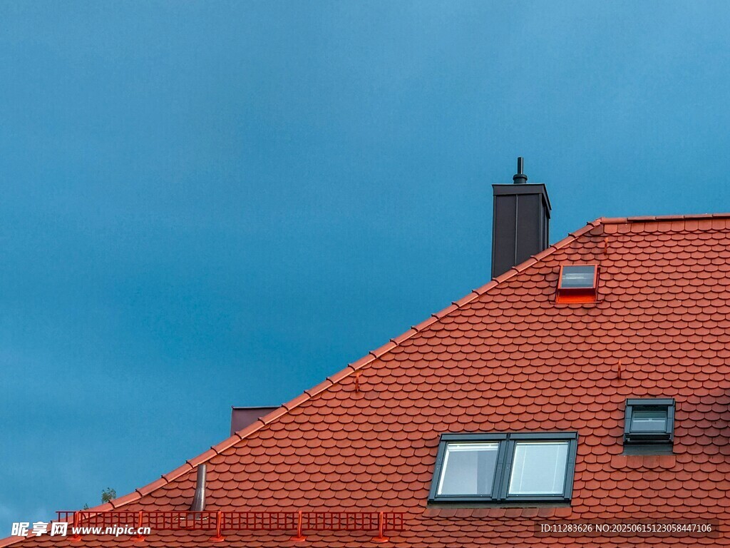 紅瓦屋頂與藍天景致