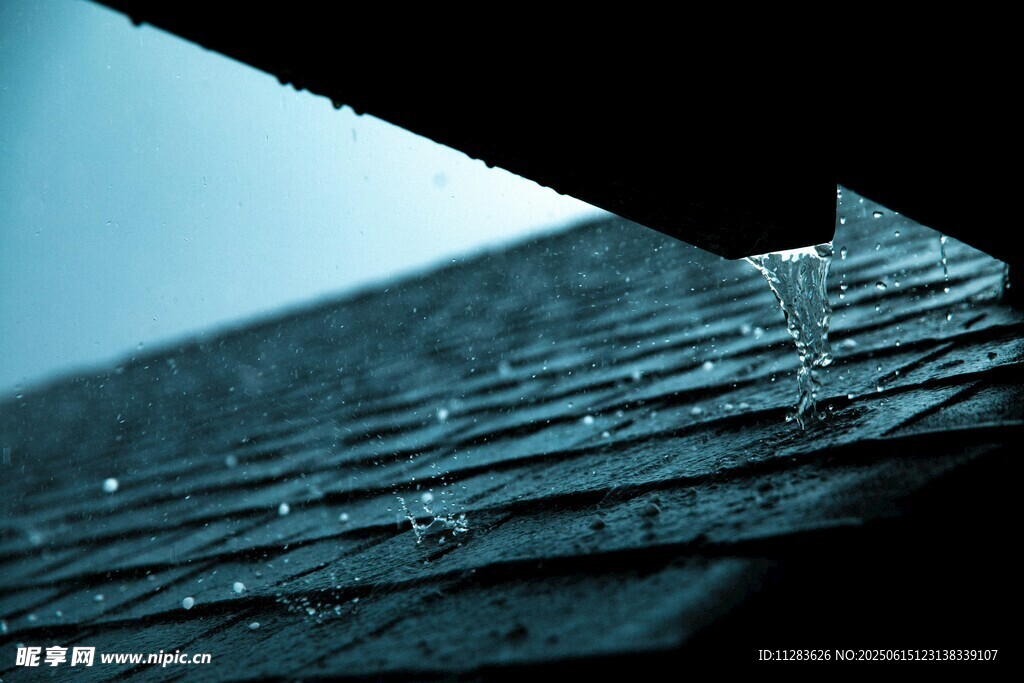屋頂上的晶瑩雨滴