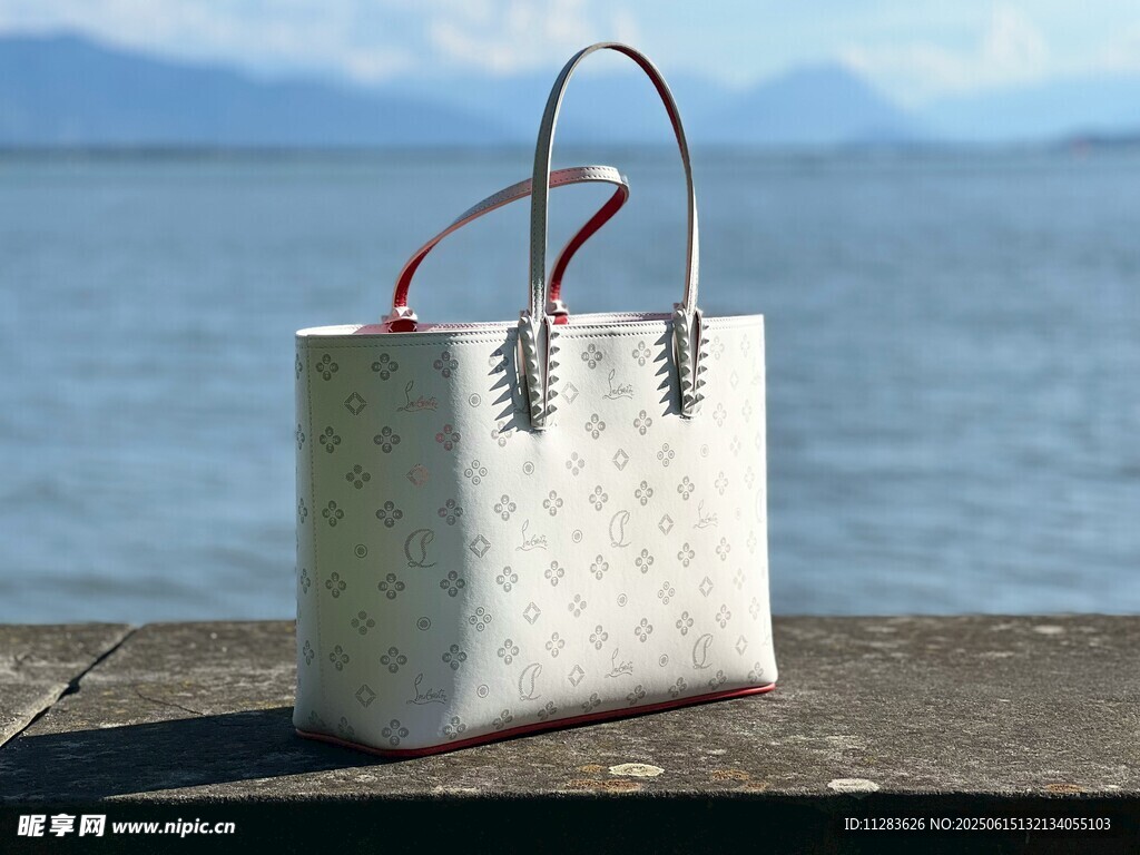 海邊的時(shí)尚手提包