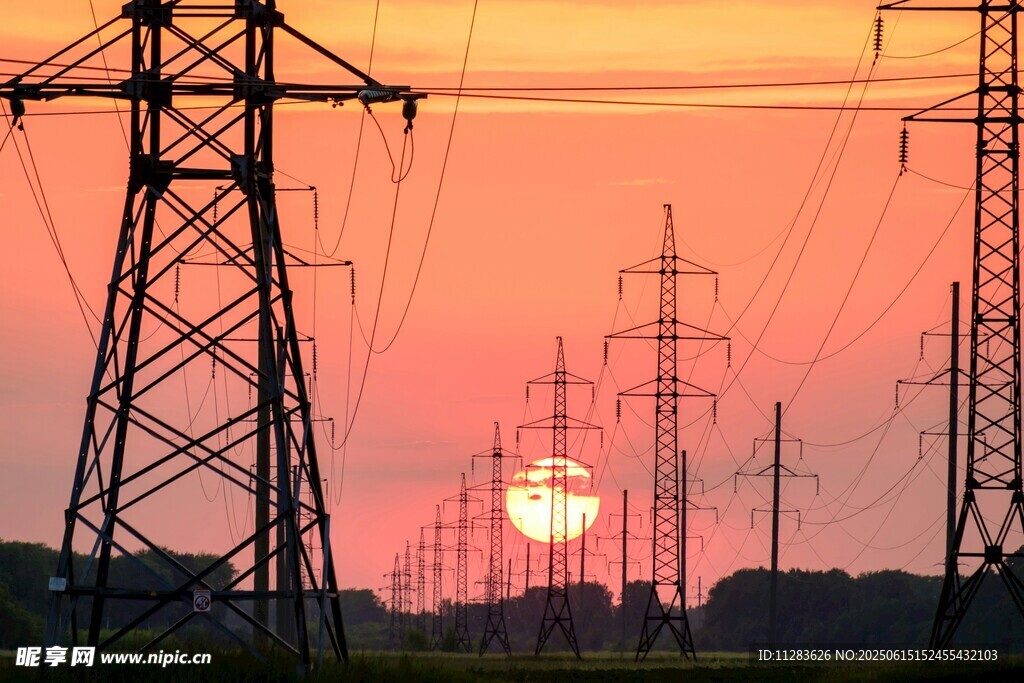 夕陽下的輸電塔景觀