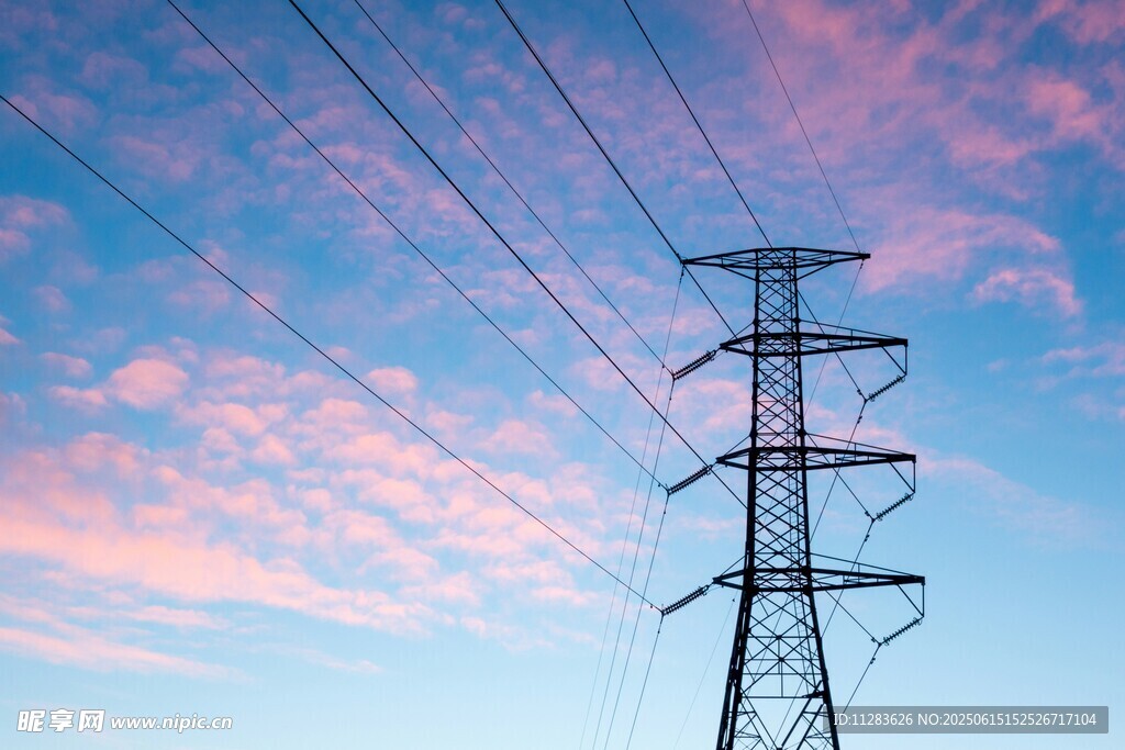 夕陽下的高壓輸電塔