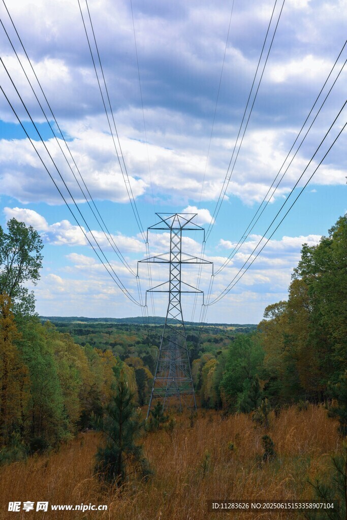 田野間的高壓輸電線路