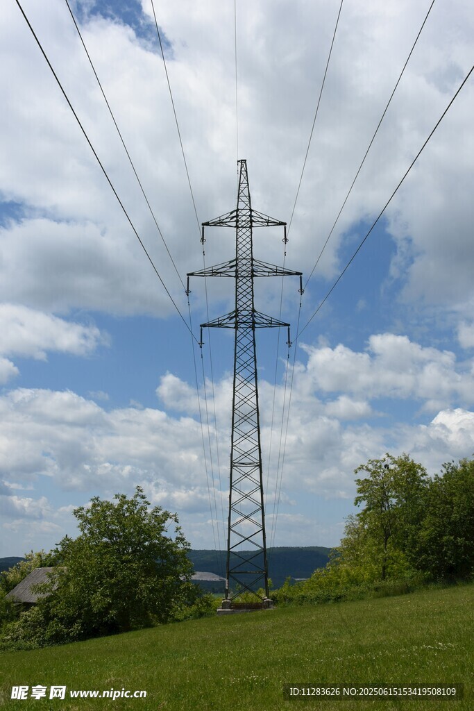 田野中的高壓輸電塔