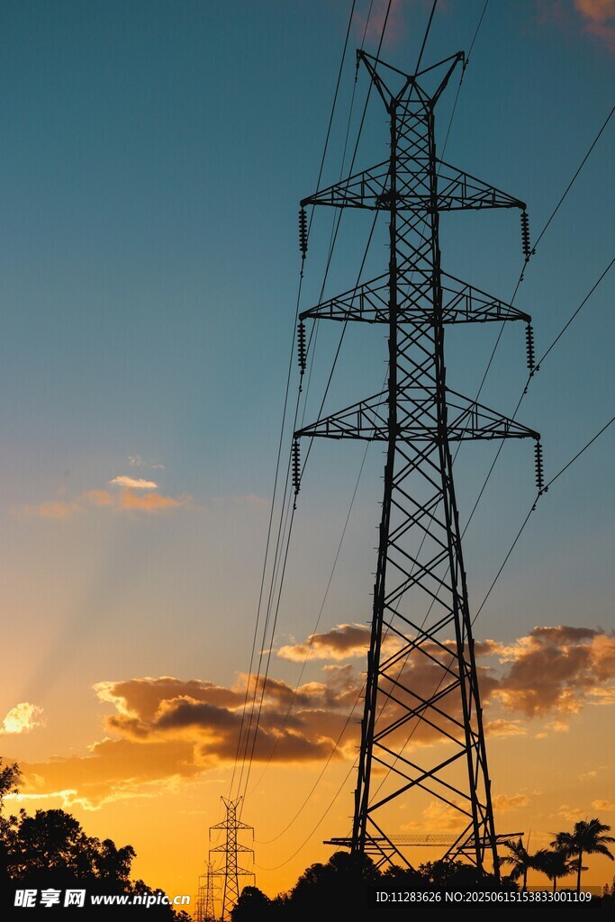 夕陽下的高壓輸電塔