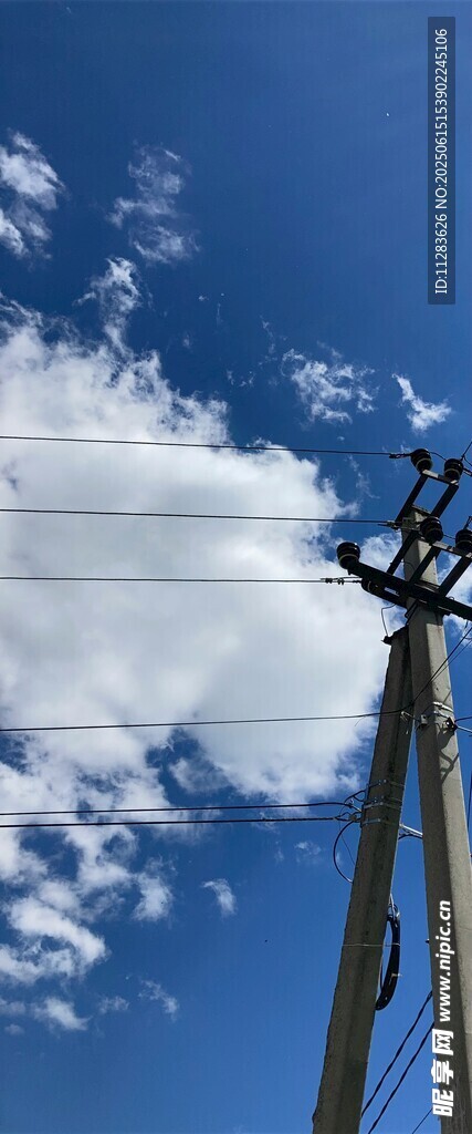 藍天白云下的電線桿