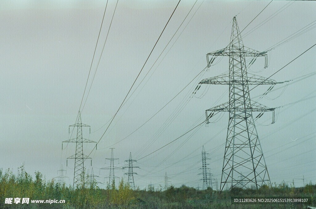 田野中的高壓輸電塔