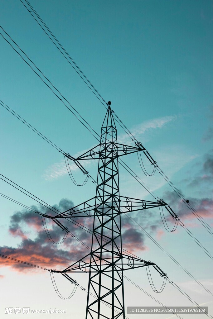 夕陽下的高壓輸電塔