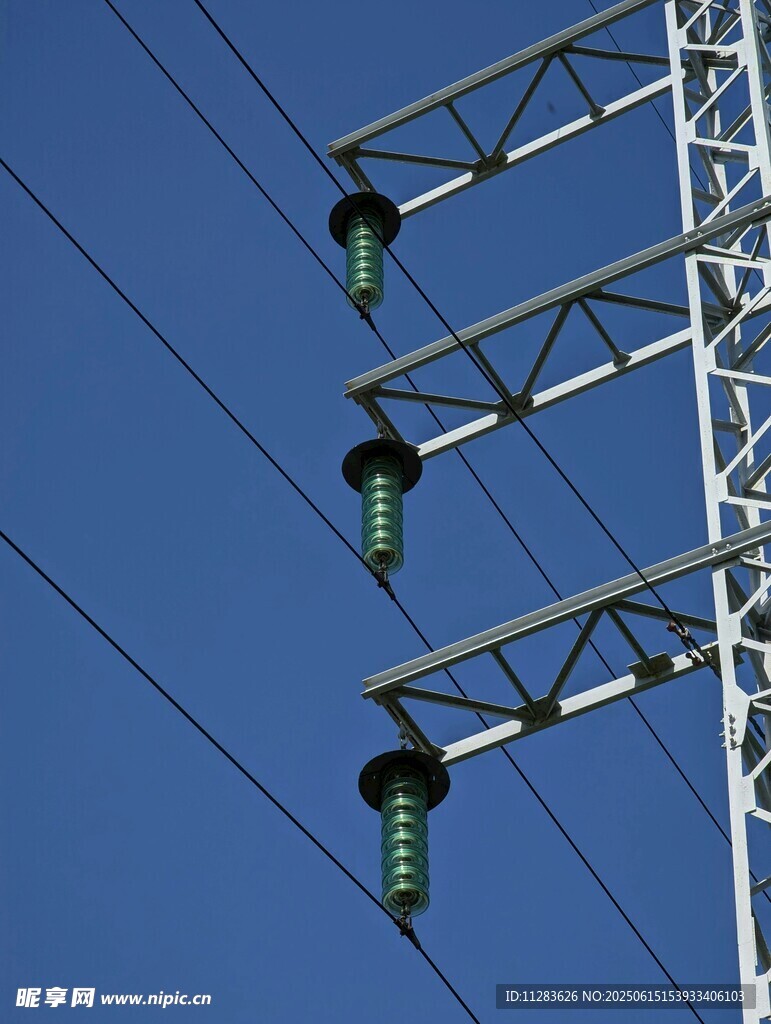 高壓輸電線路絕緣子特寫