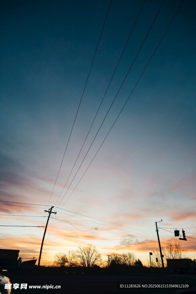 黃昏下的電線桿與天際線